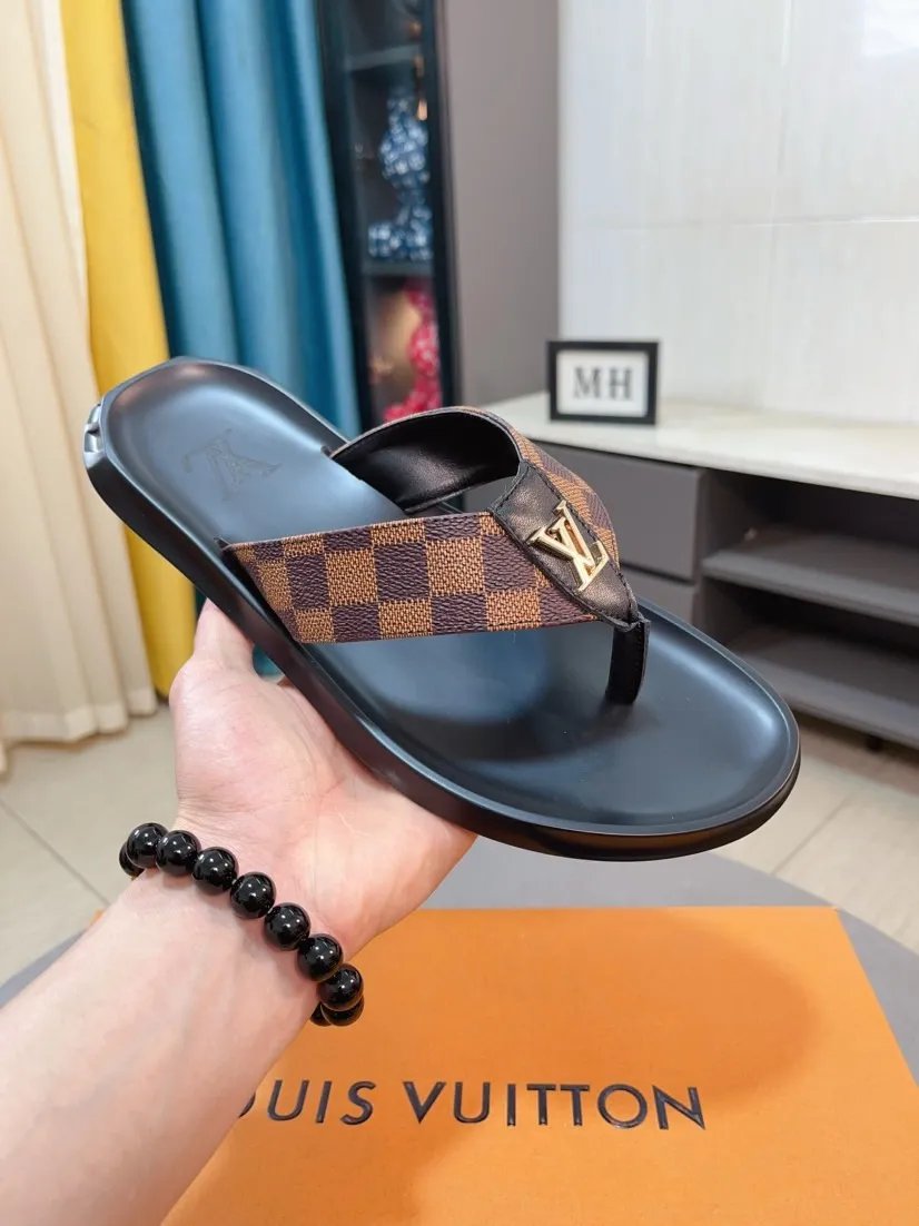 Men's shoes 💰260🌹🌹 (lv-Louis Vuitton) new men's sandals, high-end boutique, exquisite embossed logo decoration on the upper, fine workmanship, super soft soles, casual, loose and comfortable, a must-have in summer! \nsize：38-44